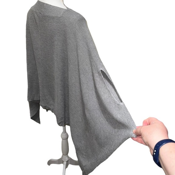 Lululemon - Forward Flow Poncho, in light gray, O/S, EUC, Cashmere blend - Picture 2 of 11